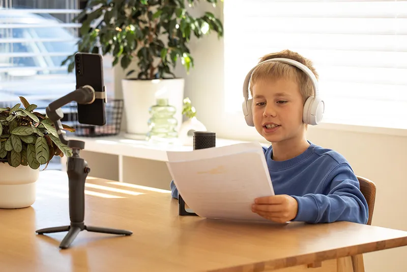 Arnes facilita equipamiento para la creación de podcasts en centros educativos