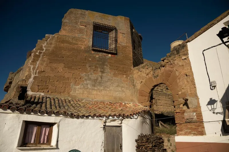 Demolido el castillo-palacio de La Venta de Ballerías, Bien de Interés Cultural sin protección
