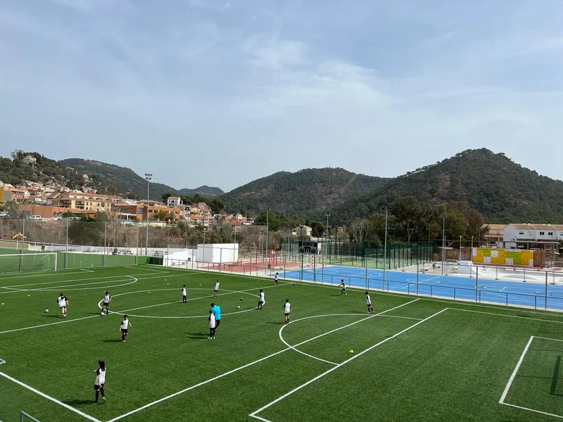 Serra se une a la Ruta d'Art Urbà VCF con un nuevo mural en el Polideportivo Municipal