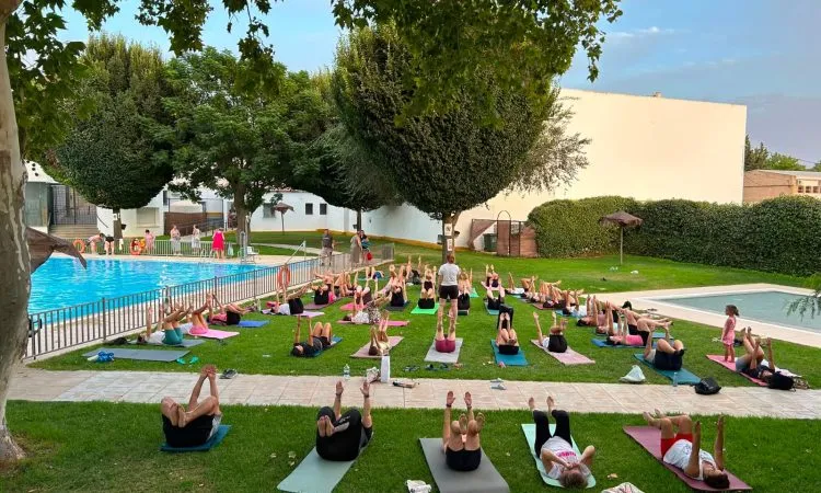 El verano se despide en Casariche con éxito de participación en Yoga y Pilates en la Piscina Municipal