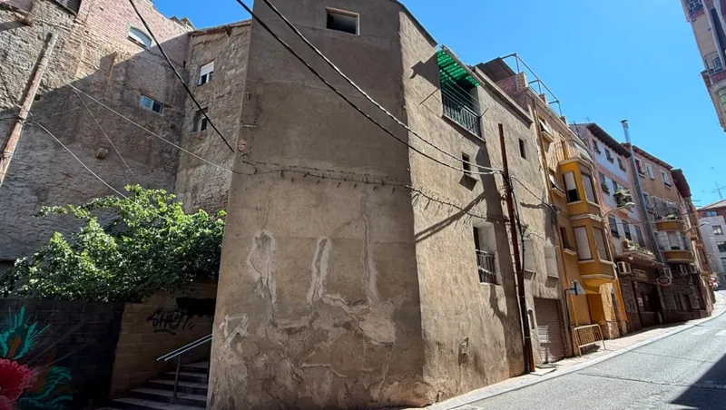 Fraga mejora el acceso al Casco Histórico con el derribo de un edificio en la calle Parroquia