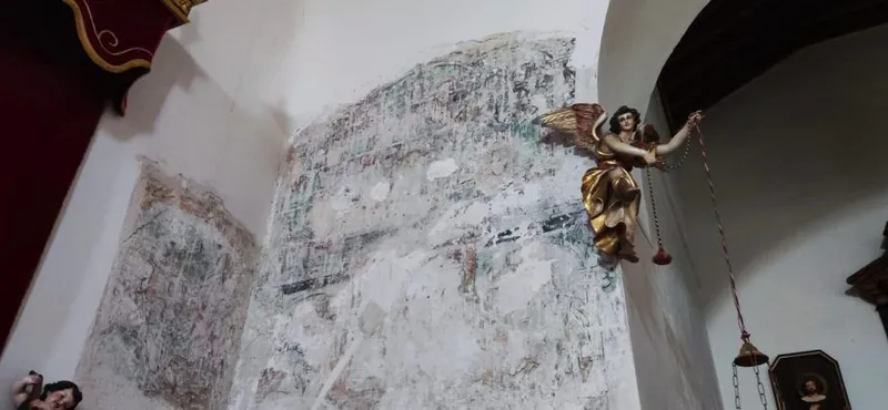 Descubren tesoros históricos en la iglesia de Valdeolmos: pila del siglo XVI y frescos