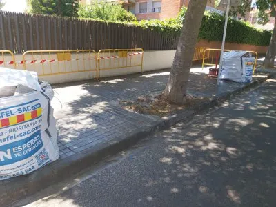 Castelldefels mejora la accesibilidad en el Paseo Marítimo con un nuevo paso de peatones