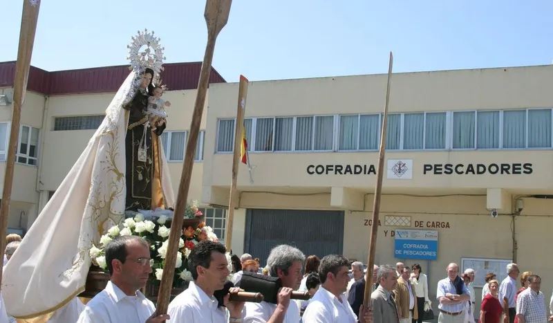 Burela celebra sus fiestas patronales con alfombras florales y procesión marítima