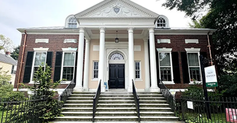 Salem Athenaeum: Historia, cultura y tranquilidad en la biblioteca original de Salem