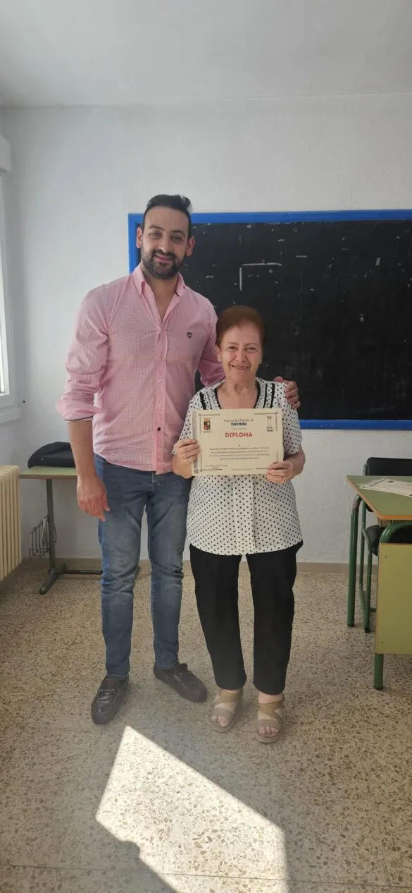 Pedro Muñoz celebra la finalización del Taller de Refuerzo y Español para Adultos