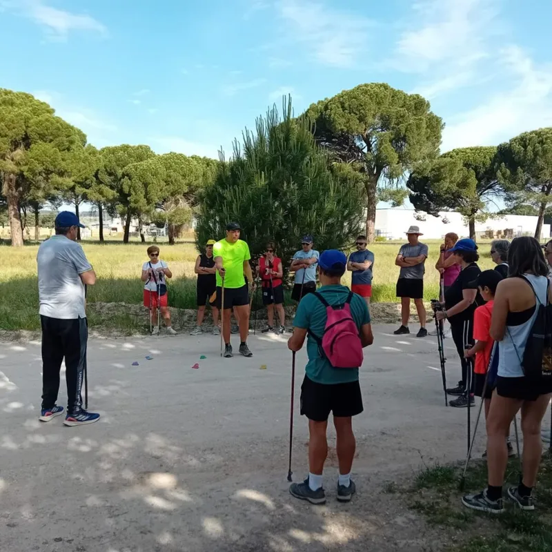Íscar estrena el Nordic Walking con rutas por sus pinares