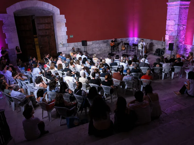 La XXXIII edición de 'Versos a Medianoche' ilumina el Palacio del Infantado de Guadalajara