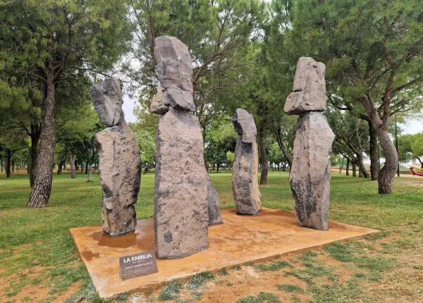 El conjunto escultórico "La Familia" de Xavier Corberó embellece el Parque del Almendral en Carmona