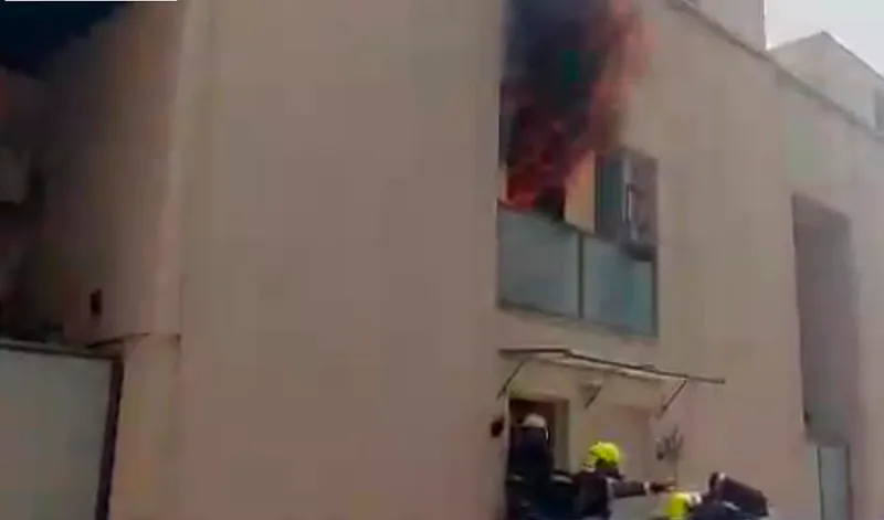 Unidad Adscrita de la Policía interviene en un incendio en Palmete, Sevilla