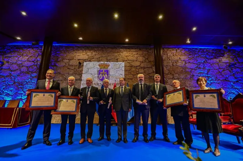 Oviedo honra a cuatro Hijos Adoptivos y entrega Medallas de Oro y Plata