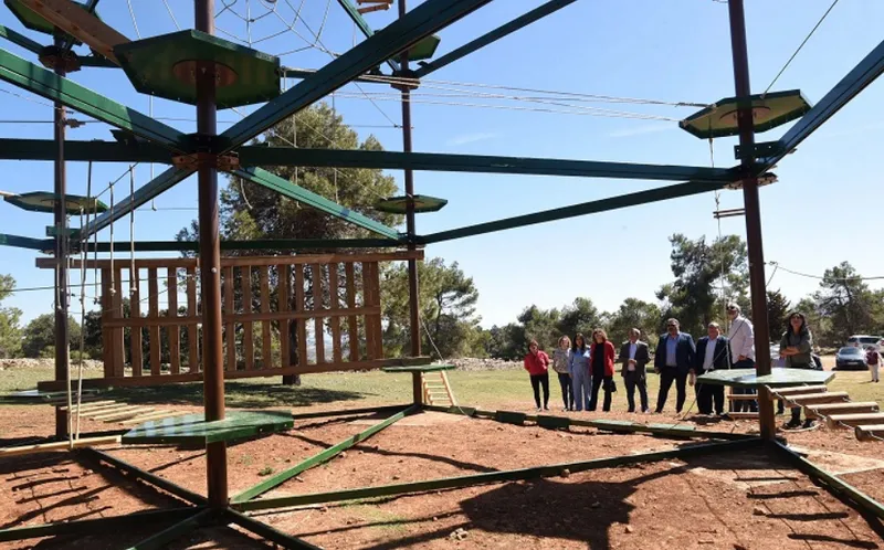Montejícar impulsa el deporte con tirolina, multiaventura y mejoras en sus instalaciones