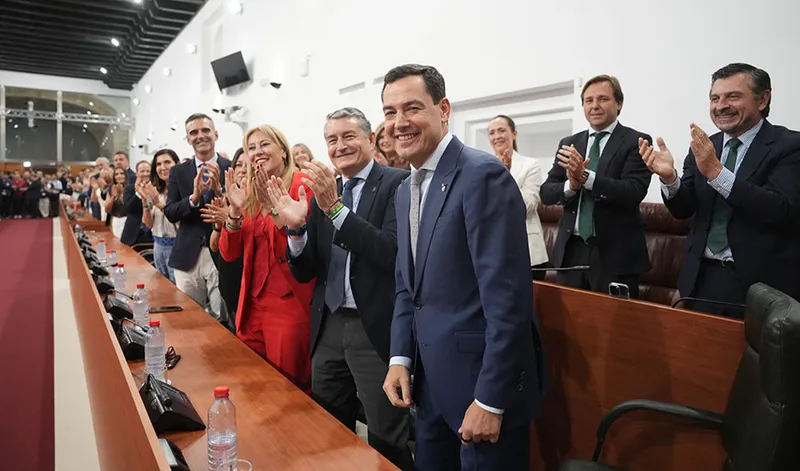 Juanma Moreno inicia su tercer mandato como presidente de la Junta de Andalucía con mayoría absoluta