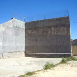 Torreblacos ofrece frontón y campo de fútbol para la práctica deportiva