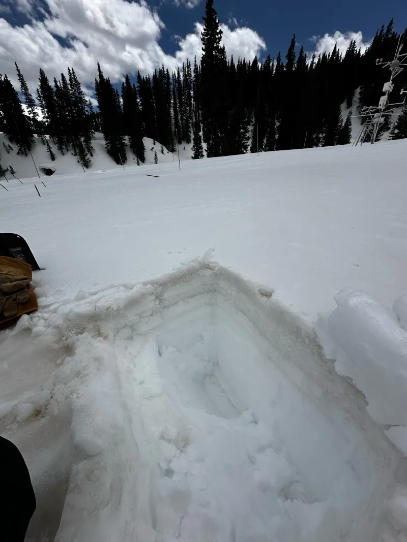 Vientos de 160 km/h provocan la acumulación de polvo en la nieve en Codos
