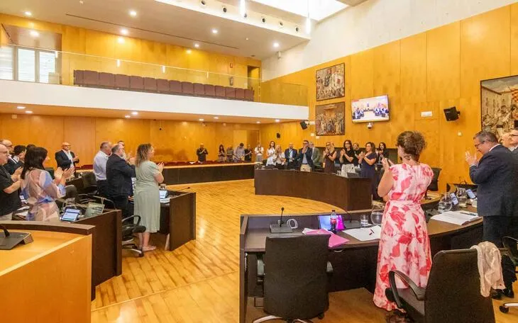 Benidorm aprueba 700.000 euros para bonos consumo y reglamentos de albergue y acampada