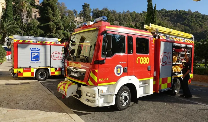 Incendio en una vivienda de Málaga deja una mujer herida; otro fuego en Jaén obliga a desalojos preventivos