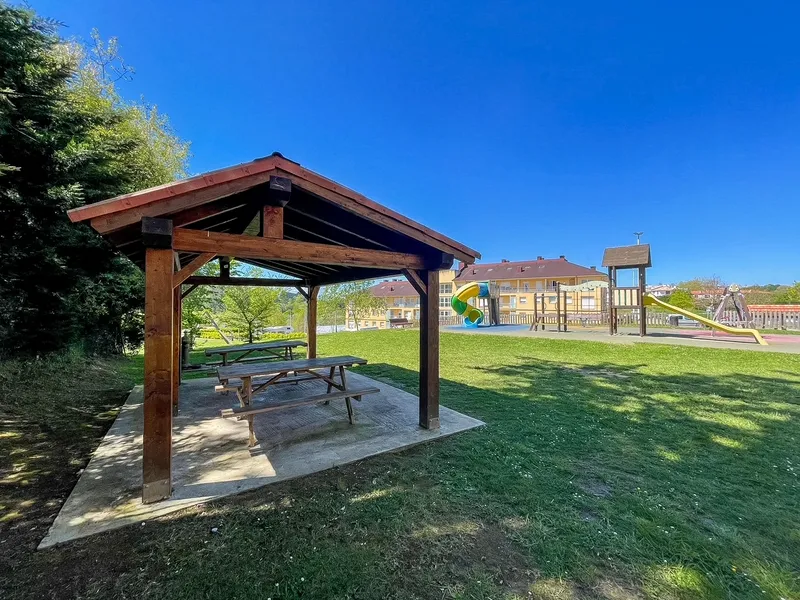 Comillas invierte 30.000 euros en la renovación de parques infantiles en Estrada y Sobrellano