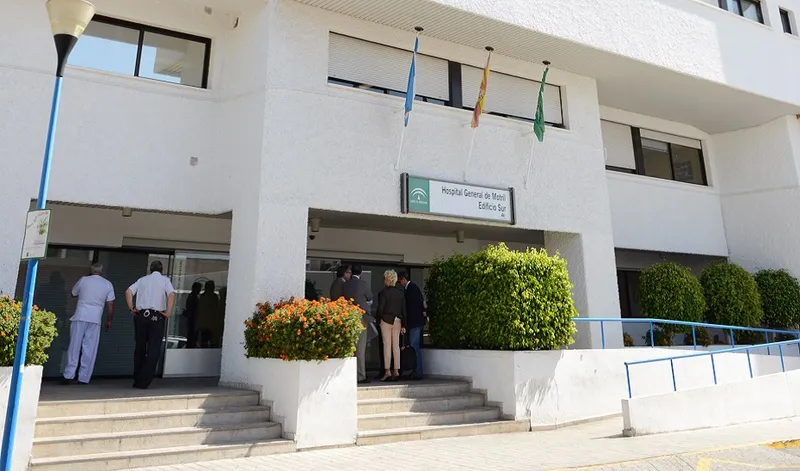 Dos heridos por el incendio de una embarcación en el puerto de Motril