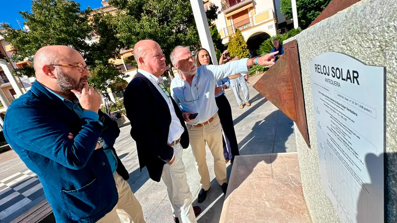 Antequera estrena un reloj solar didáctico en la plaza Fernández Viagas
