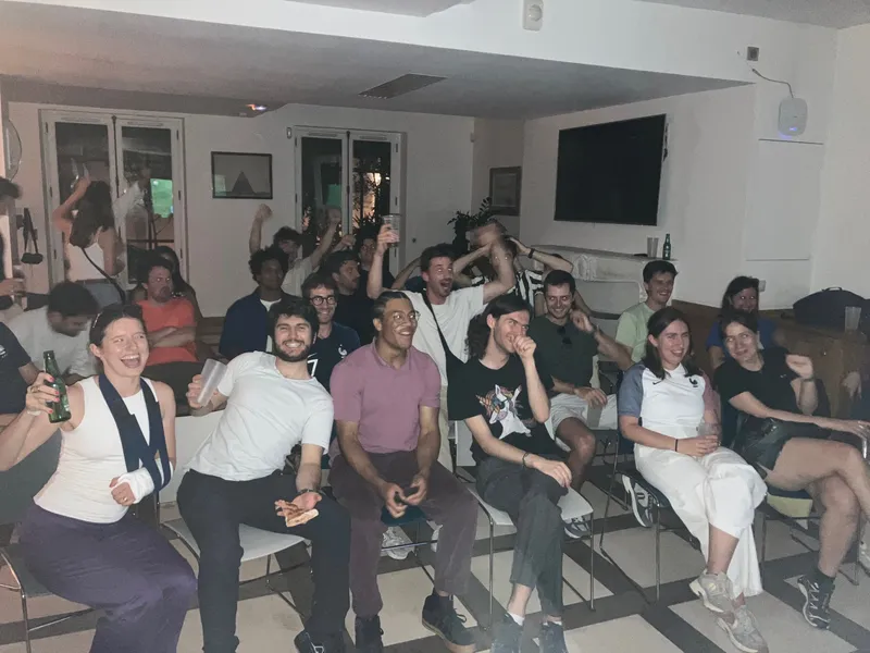 Aficionados al fútbol de la Escuela de Ingenieros celebran el Mundial en la Maison des Ponts