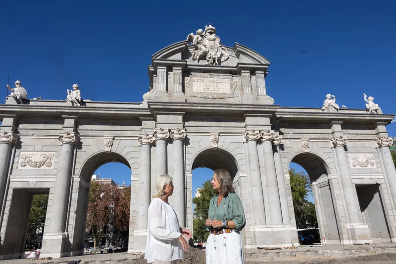 La calle de Alcalá recupera el tráfico y avanza la remodelación del entorno de la Puerta de Alcalá