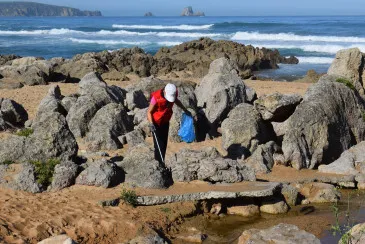 Cruz Roja organiza una jornada de limpieza en la playa de Valdearenas por el Día del Medio Ambiente