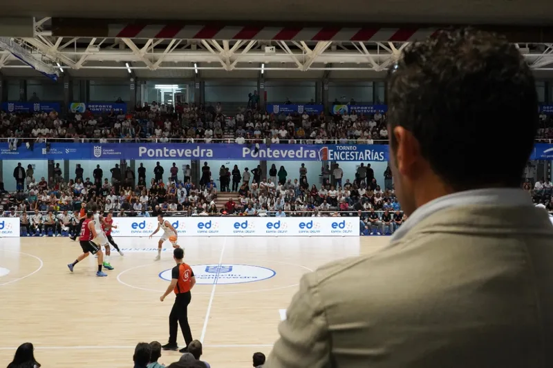 Luis López y Rafa Domínguez asisten al partido de baloncesto entre Real Madrid y Río Breogán en Pontevedra