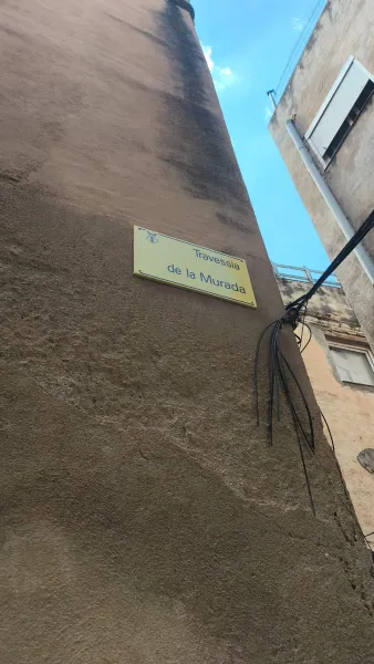 Roban 270 metros de cableado de alumbrado público en el casco antiguo de Tortosa