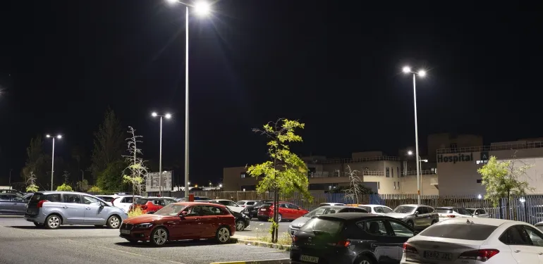 Huelva renueva la iluminación LED del aparcamiento del Hospital Juan Ramón Jiménez