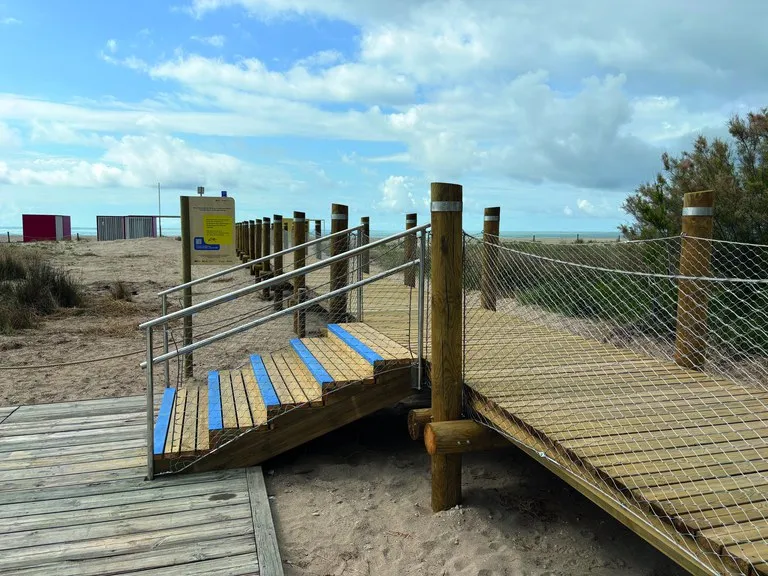 Castelldefels abre la temporada alta de su playa con servicios inclusivos y refuerzo de seguridad