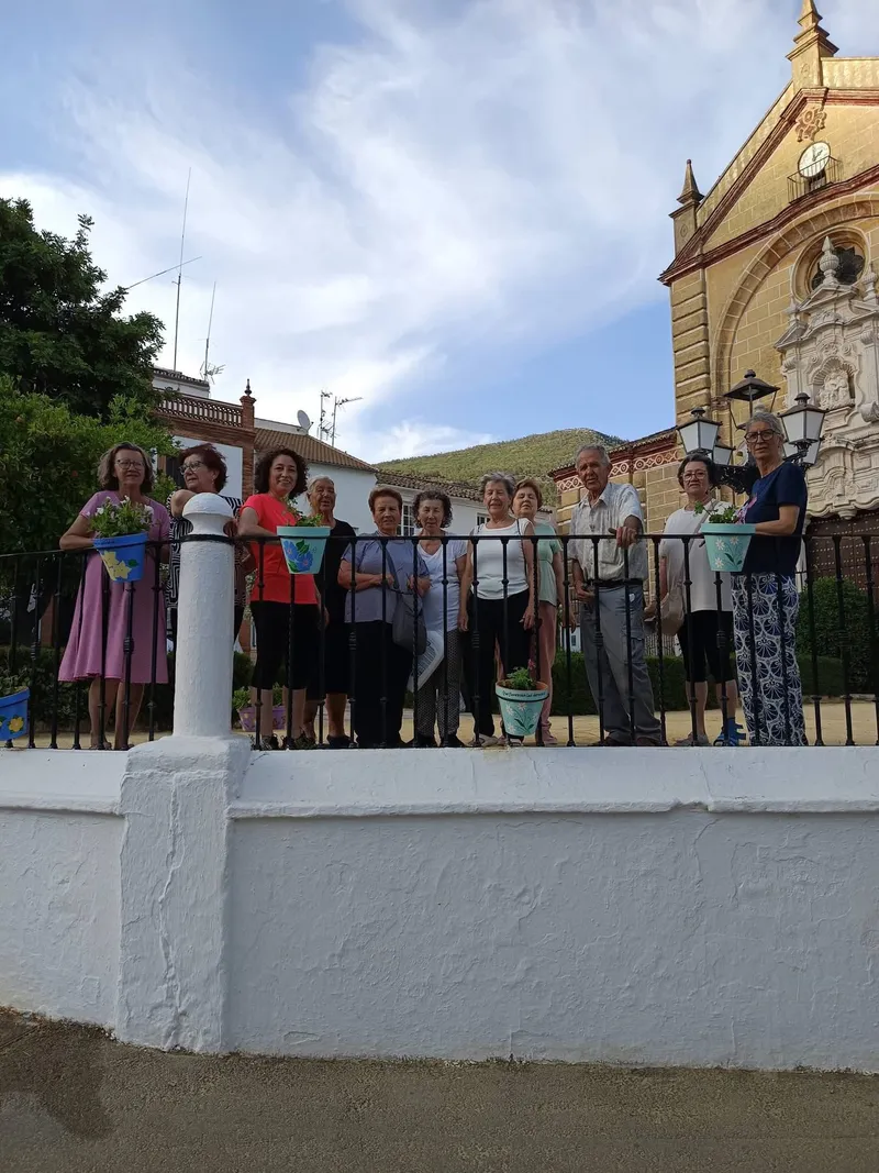 Mayores de Algodonales embellecen el atrio de la Iglesia con sus creaciones