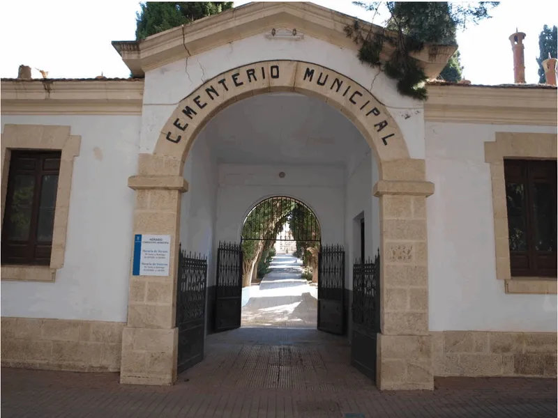 Ibi ajusta el horario del Cementerio Municipal y refuerza el transporte público para el Día de Todos los Santos