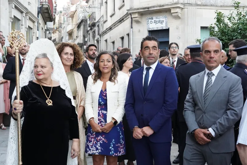 Luis López participa en la procesión del Santísimo Cristo do Consuelo en Cangas