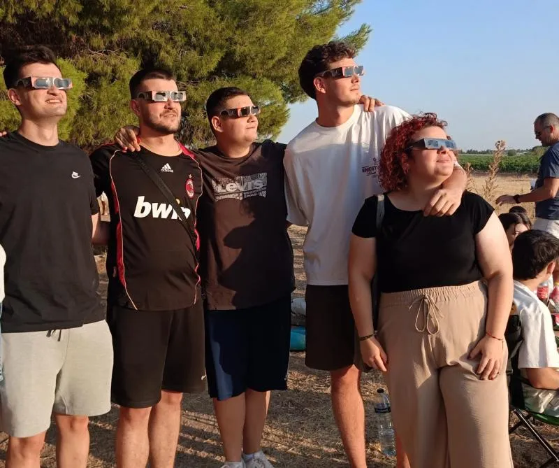 Navaseca atrae a medio millar de personas para disfrutar del eclipse solar