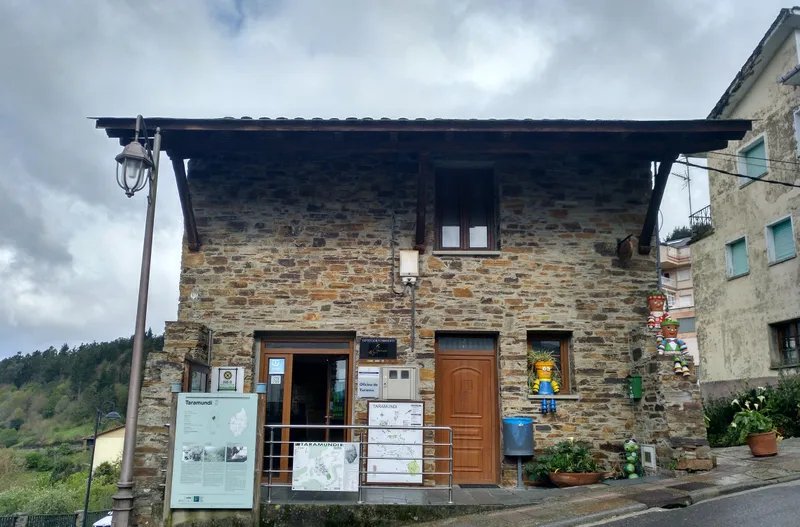 La Oficina de Turismo de Taramundi actualiza su horario y ofrece información sobre la comarca