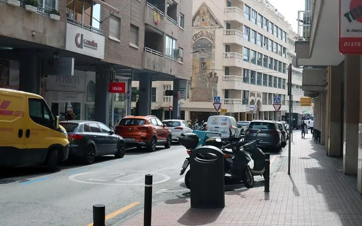 Benidorm renueva el asfalto de la calle Ruzafa en tres noches para minimizar el impacto en el tráfico