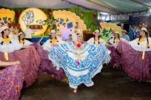 Villena celebra su XXXV Festival de Folklore con artistas de Panamá, Galicia y Extremadura