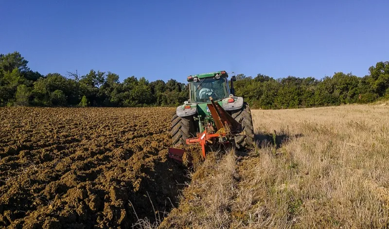 Un hombre resulta herido grave al caerle encima un tractor en Cuevas del Almanzora
