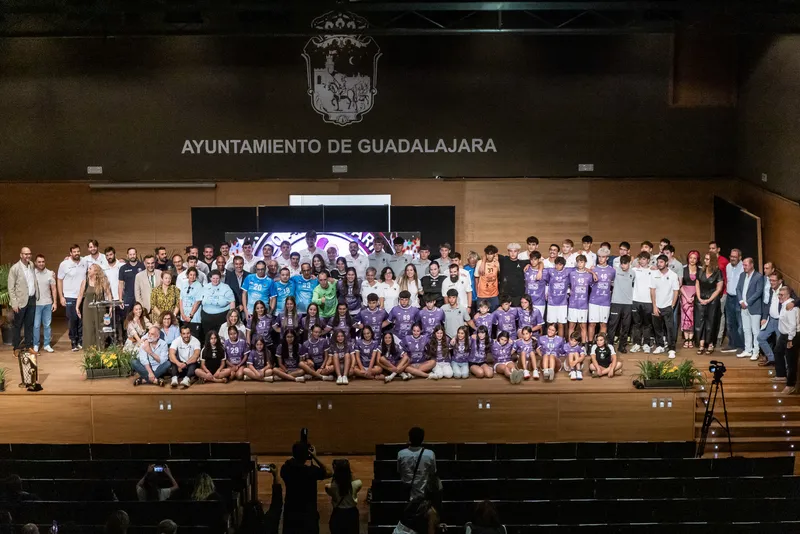 La alcaldesa Ana Guarinos apoya al BM Guadalajara en la presentación de su nueva temporada