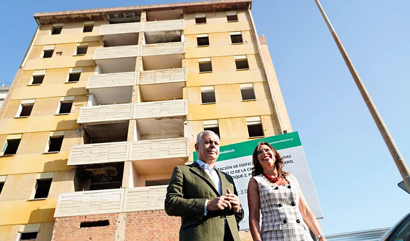 La Junta de Andalucía inicia la rehabilitación de un edificio para 30 viviendas sociales en Sevilla