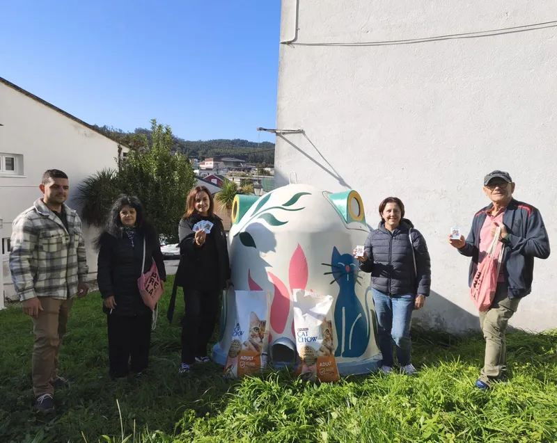 Burela estrena un refugio para gatos y reconoce la labor de los cuidadores de colonias felinas