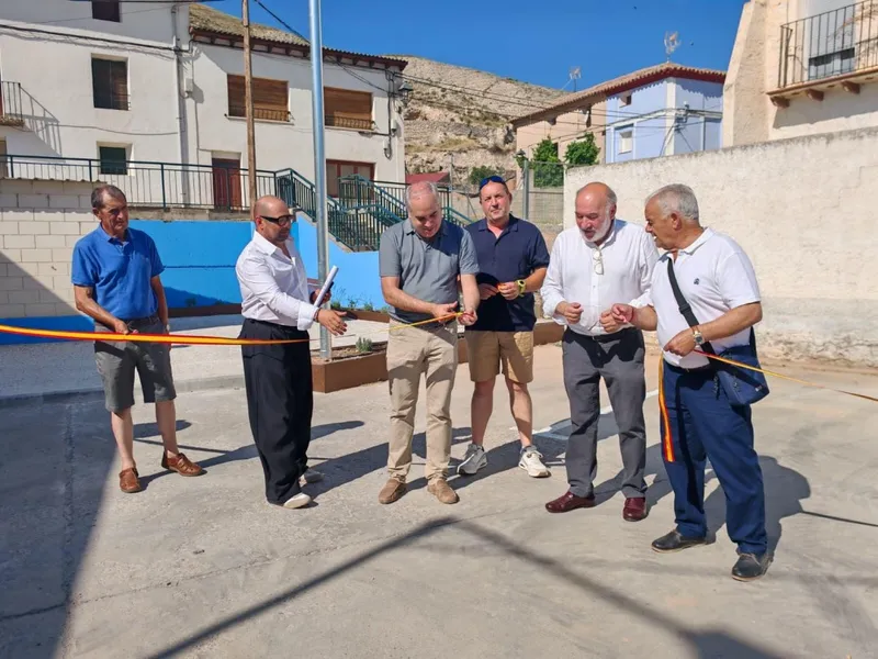 Torres estrena un espacio ajardinado junto al pabellón municipal